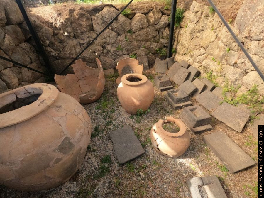Pithos dans une halle d'offrandes du Nécromantéion de l'Achéron. Photo © André M. Winter