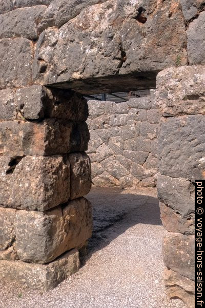 Porte dans mur cyclopéen dans le Nécromantéion de l'Achéron. Photo © André M. Winter
