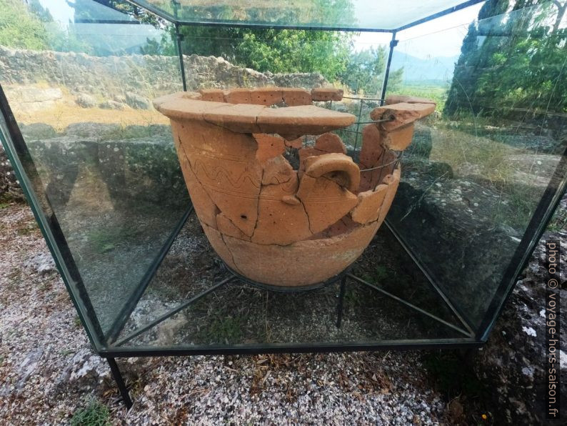 Grand vase exposé dans le Nécromantéion de l'Achéron. Photo © André M. Winter
