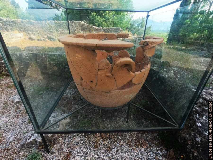 Grand vase exposé dans le Nécromantéion de l'Achéron. Photo © André M. Winter