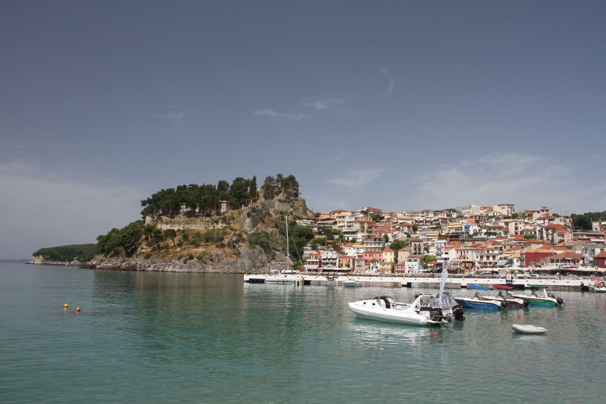 Parga et son fort vénitien. Photo © Alex Medwedeff