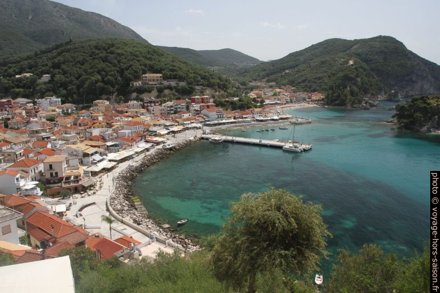 Vue sur la baie de Parga. Photo © Alex Medwedeff