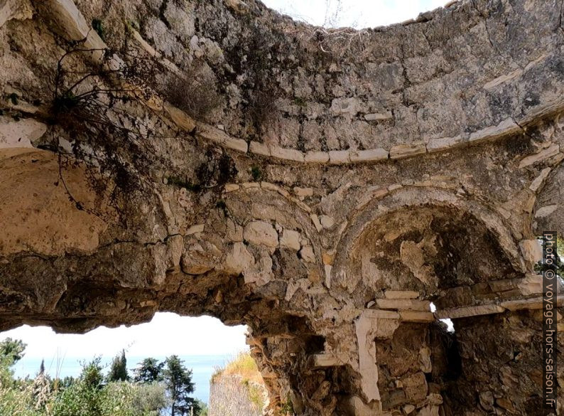 Dôme dans les ruines du château de Parga. Photo © André M. Winter