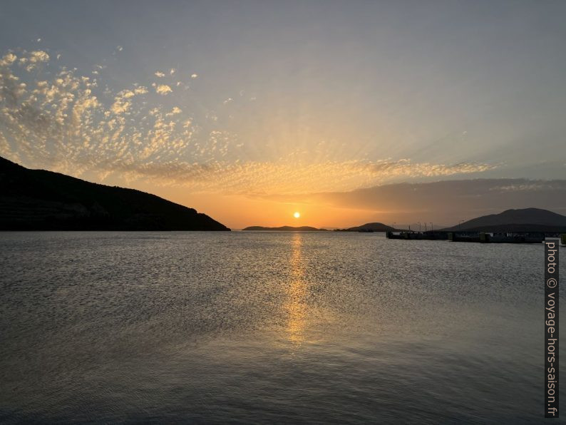 Coucher du soleil au port d'Igoumentitsa. Photo © Alex Medwedeff