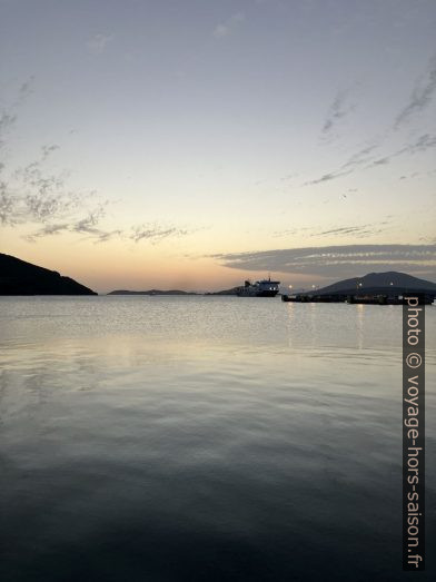 Notre ferry dans la Baie d'Igoumentitsa. Photo © Alex Medwedeff