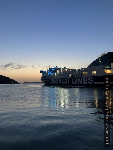 Notre ferry arrive arrive au port d'Igoumentitsa. Photo © Alex Medwedeff