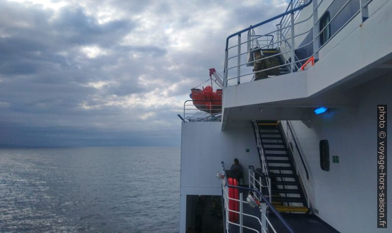 Le ciel bien couvert à l'approche d'Ancône. Photo © André M. Winter