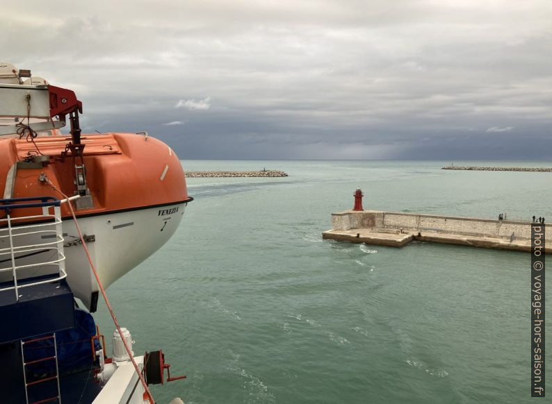 Passage entre les digues du Port d'Ancône. Photo © Alex Medwedeff