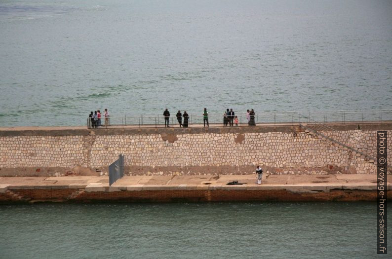 Promeneurs sur la digue du Port d'Ancône. Photo © André M. Winter