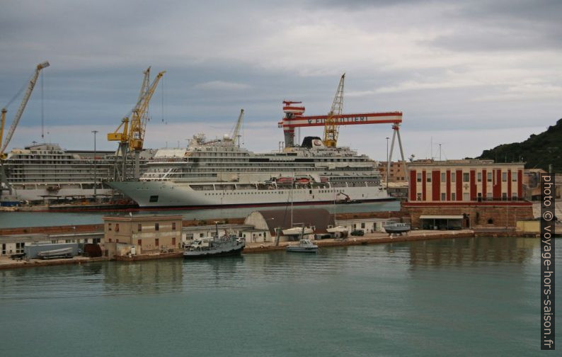 Chantier naval du Port d'Ancône. Photo © André M. Winter