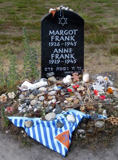 Pierre tombale pour Anne Frank à Bergen-Belsen. Photo Wikimedia CC BY-SA Arnold Plesse