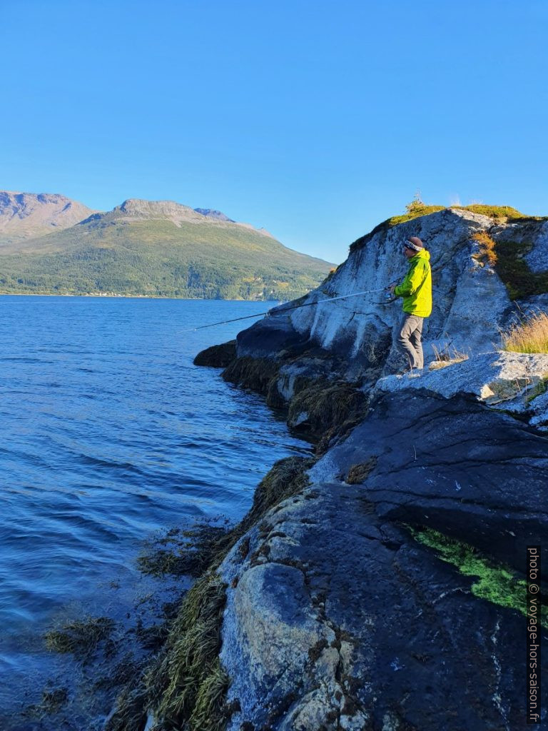 Pêche au bord du fjord Gratangen