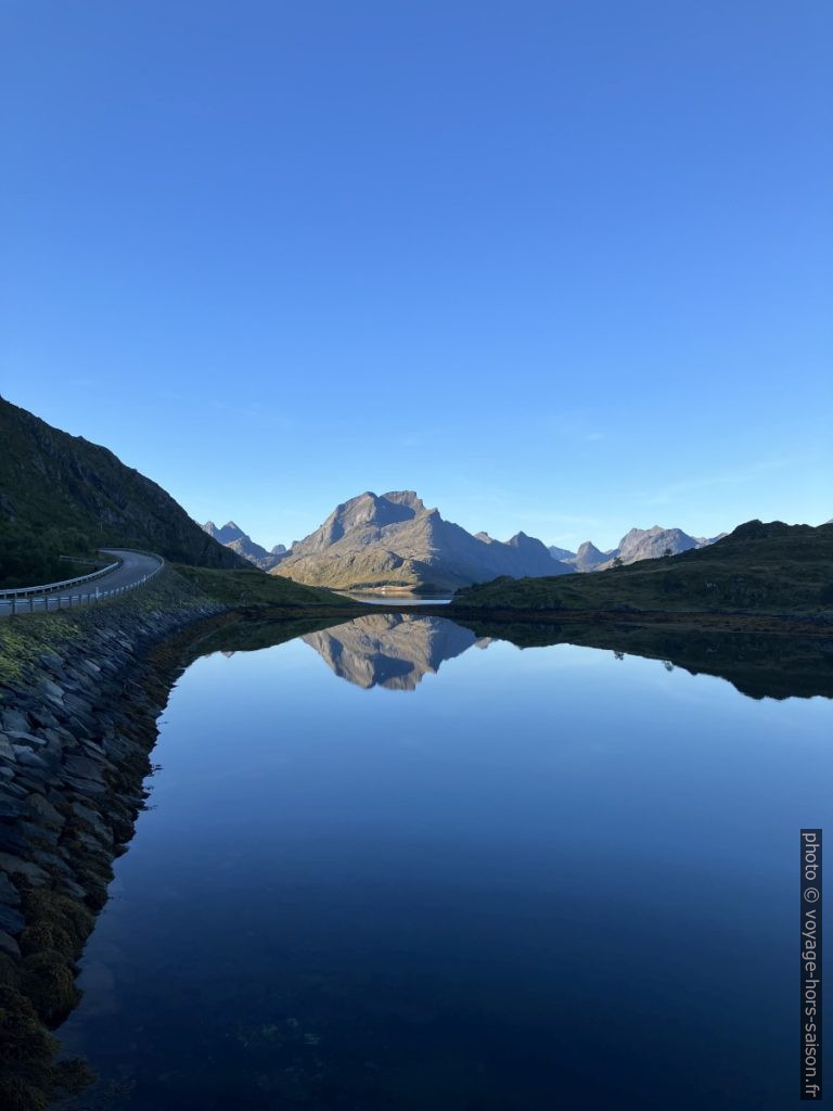 Les fjords de Flakstadøya tôt le matin