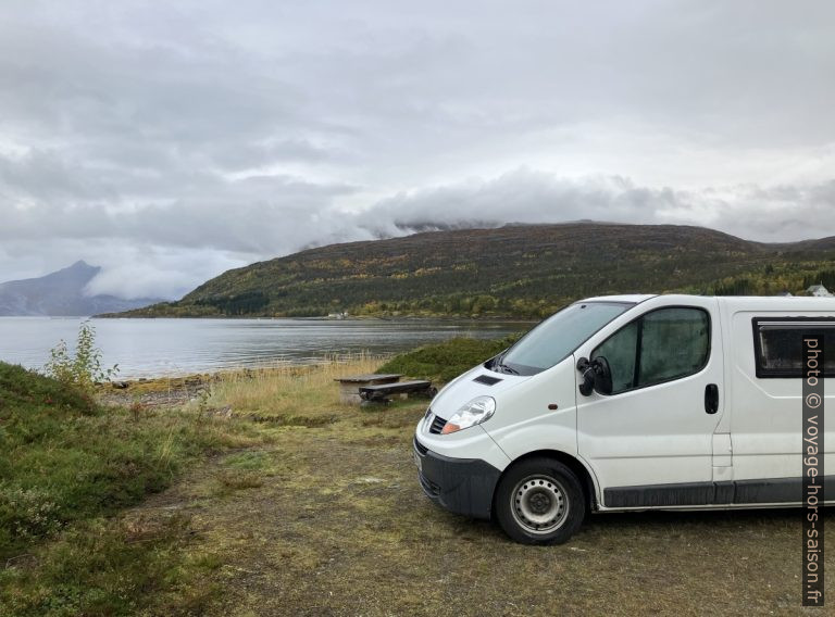 Par Kråkmo et le long du Leirfjord vers Strøksnes