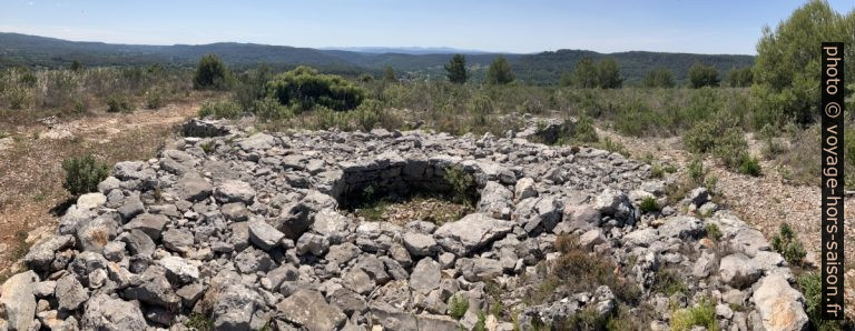 La Tholos de la Lauve et le Vallon de la Brague à Salernes